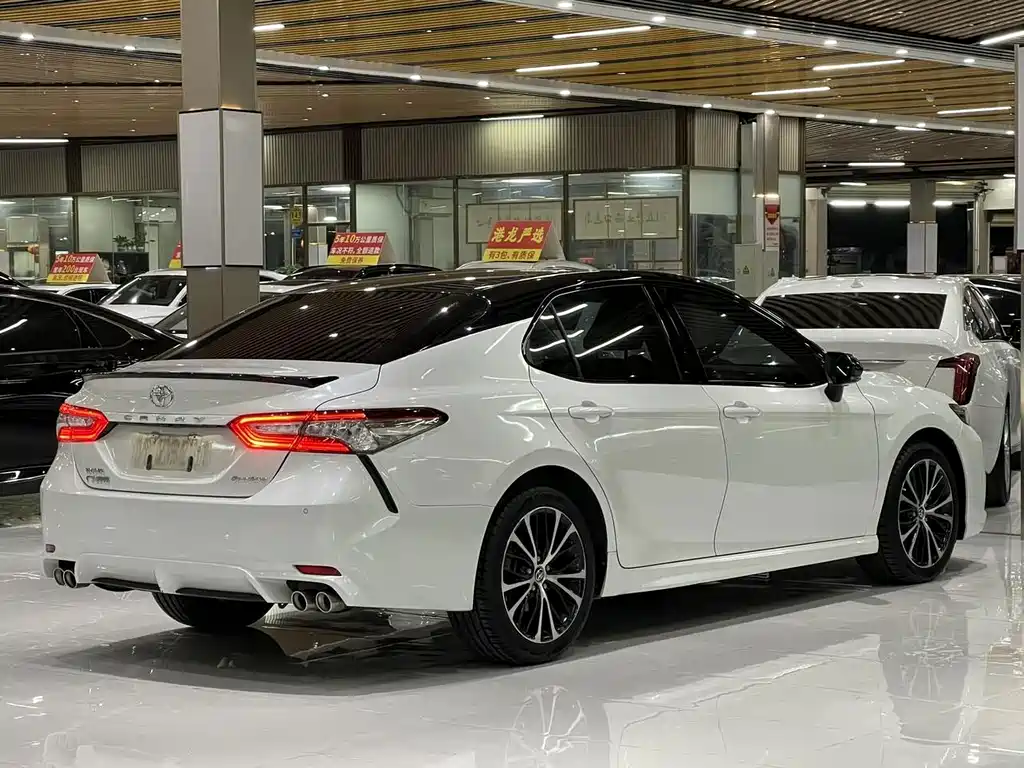 Toyota Camry 2019 — фото 9