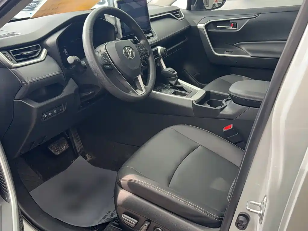 Toyota RAV4 2021 — фото 10