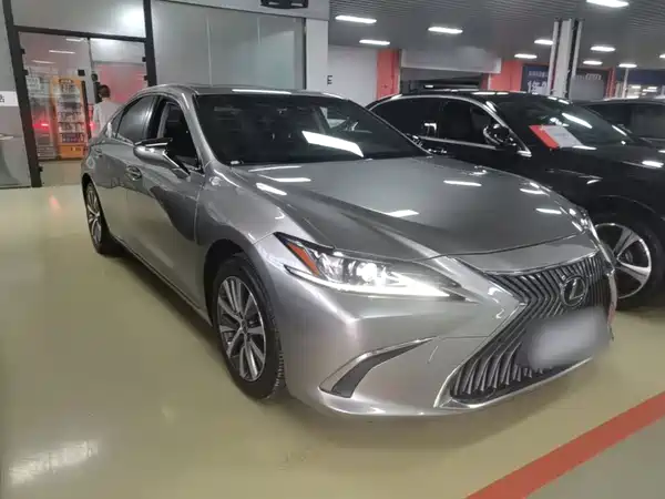 Lexus ES 2020