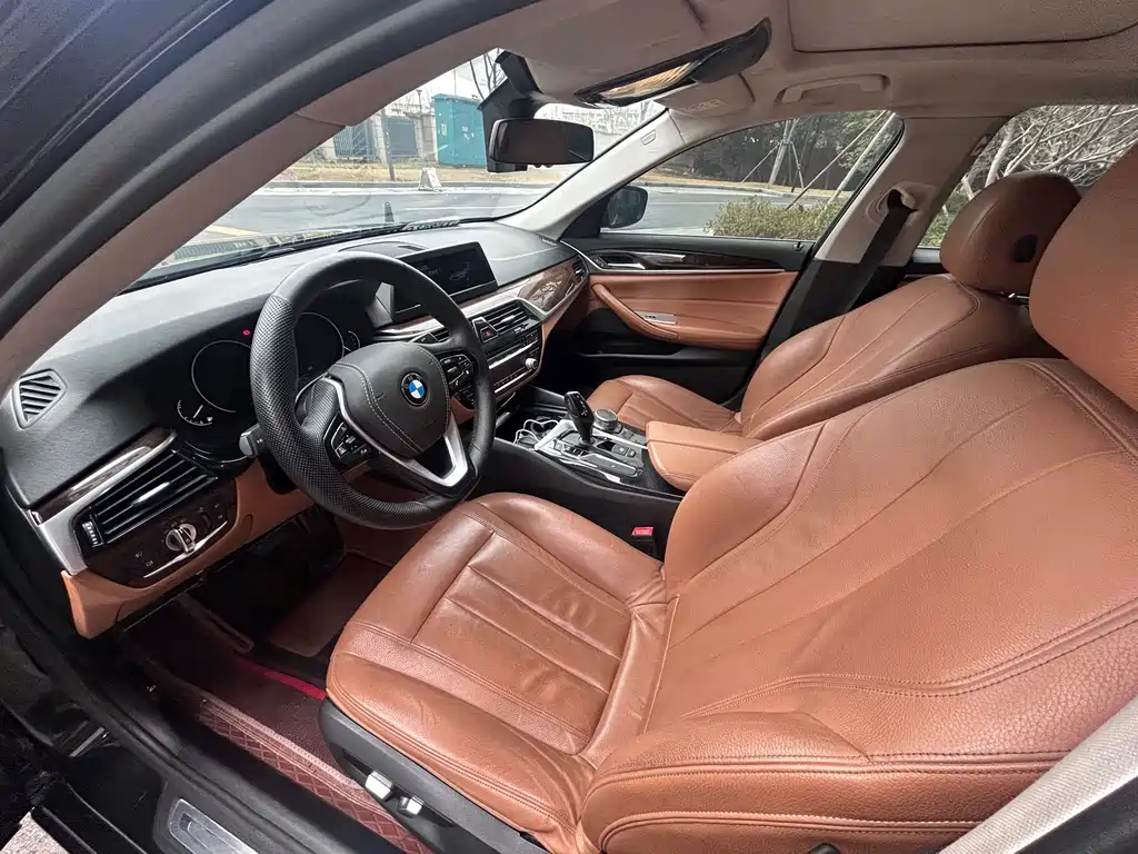 BMW 5 Series 2018 — фото 11