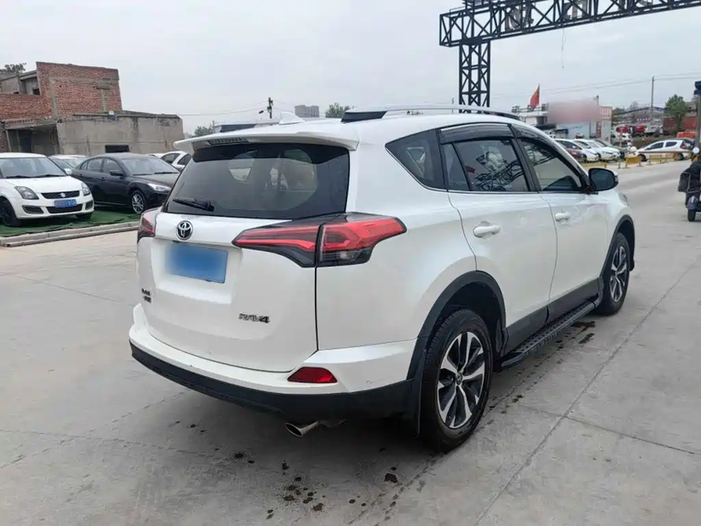 Toyota RAV4 2018 — фото 8
