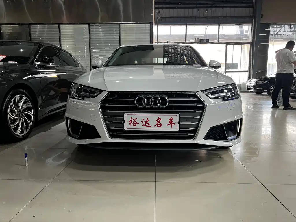 Audi A4L 2019 — фото 1