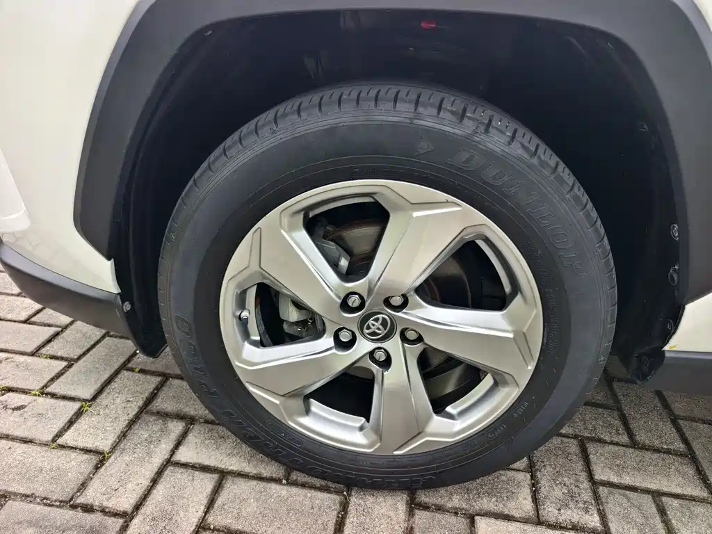 Toyota RAV4 2021 — фото 16