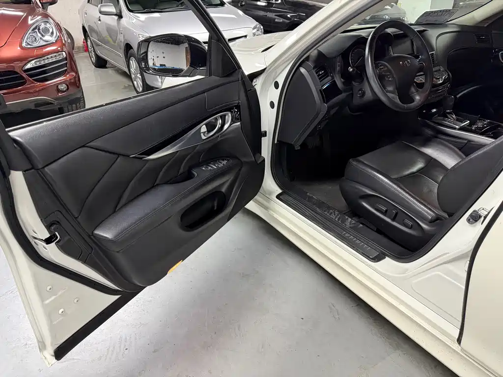 Infiniti Q70 2016