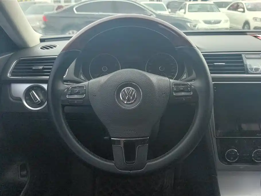 Volkswagen Passat 2014 — фото 15