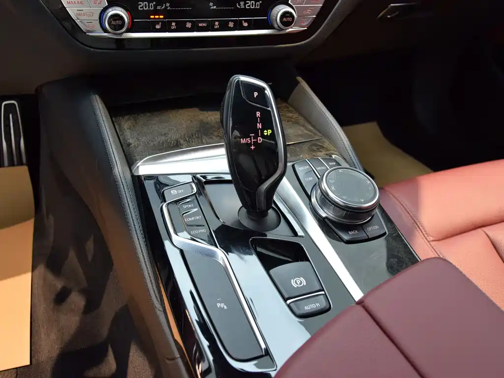 BMW 5 Series 2018 — фото 14