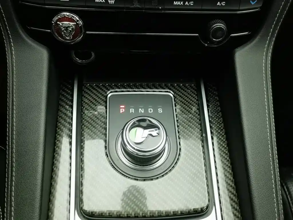 Jaguar F-PACE 2017 — фото 13