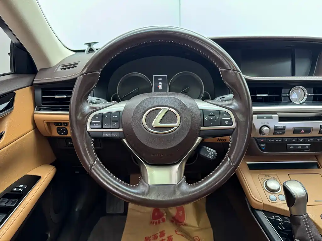 Lexus ES 2017 — фото 18