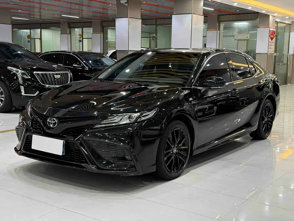 Toyota Camry 2023 — фото 1
