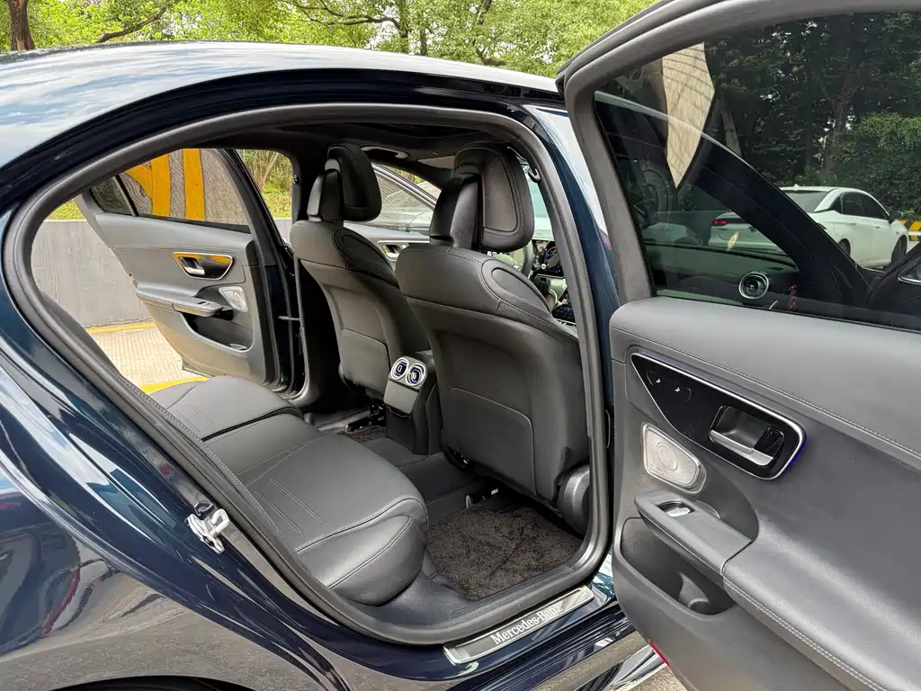 Mercedes-Benz C-Class 2025 — фото 11