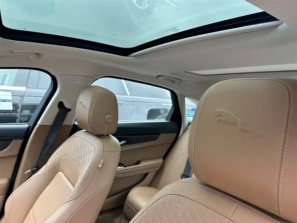 Jaguar XFL 2025 — фото 12