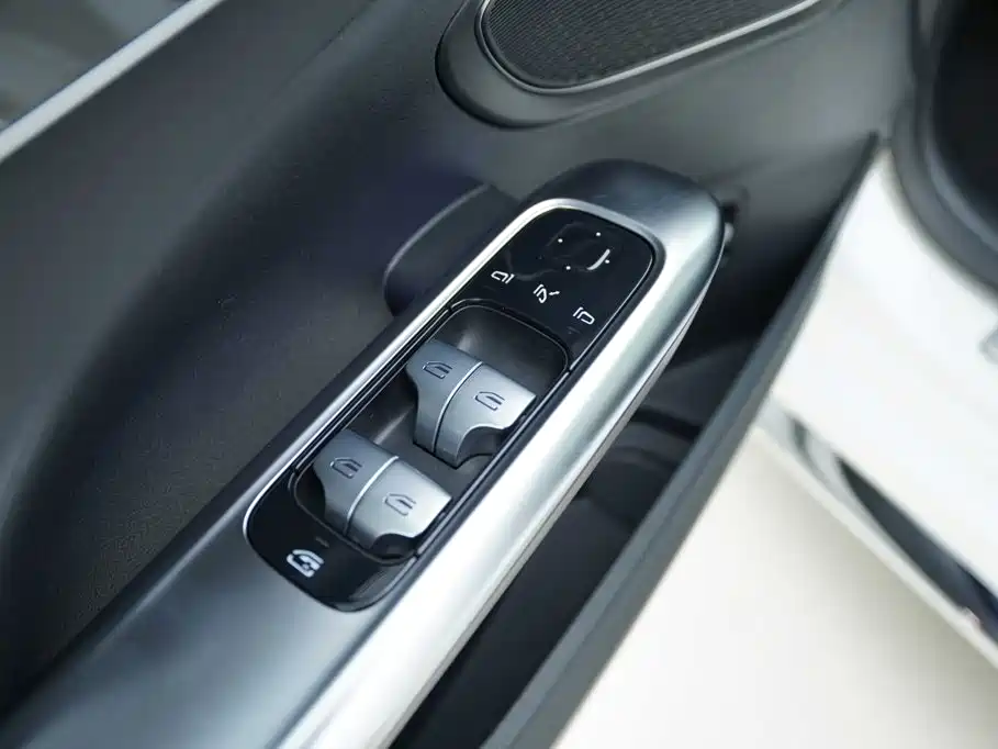 Mercedes-Benz C-Class 2024 — фото 10