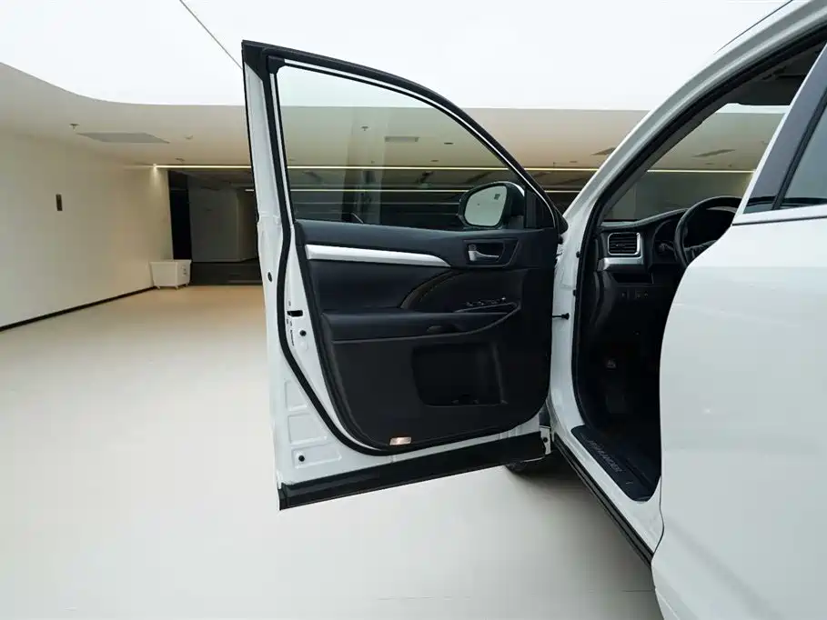 Toyota Highlander 2020 — фото 17