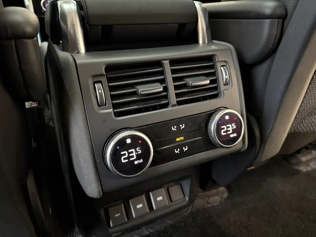 Land Rover Discovery 2023 — фото 13