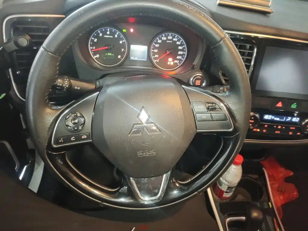 Mitsubishi Outlander 2018 — фото 11