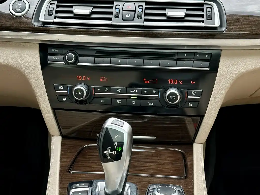 BMW 7 Series 2010 — фото 14