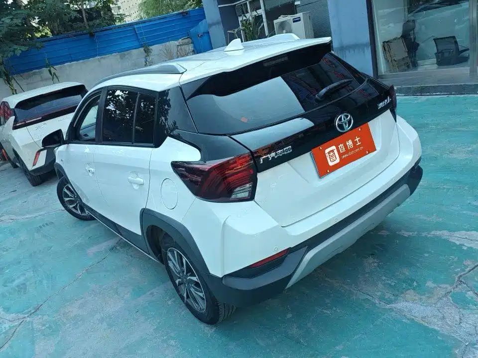 Toyota Yaris L 2022 — фото 9