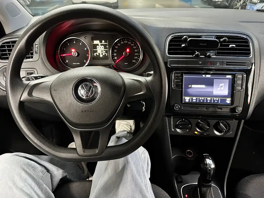 Volkswagen Polo 2015 — фото 13