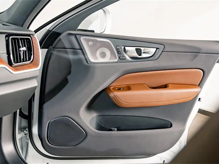 Volvo XC60 PHEV 2025 — фото 17