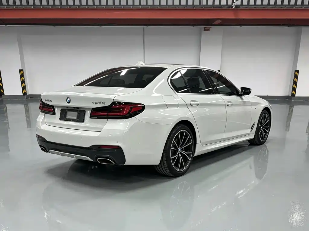 BMW 5 Series 2023 — фото 16