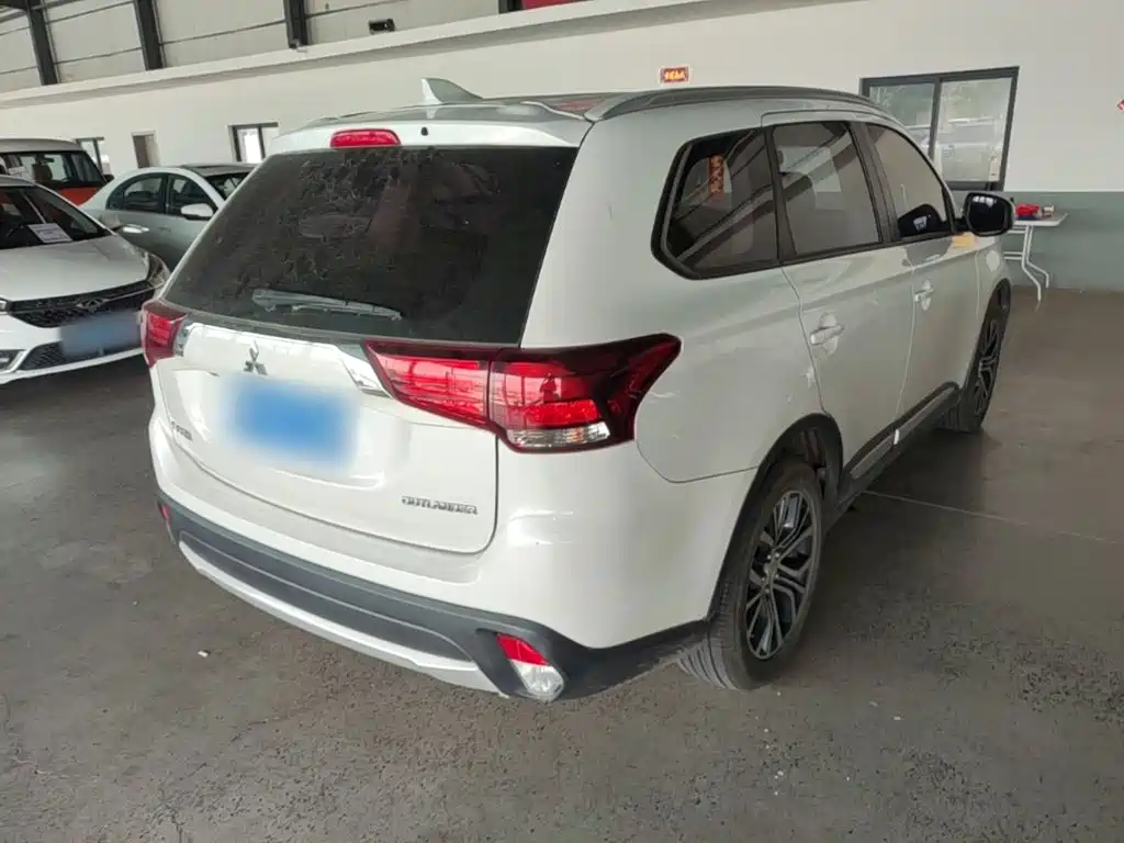 Mitsubishi Outlander 2018 — фото 7
