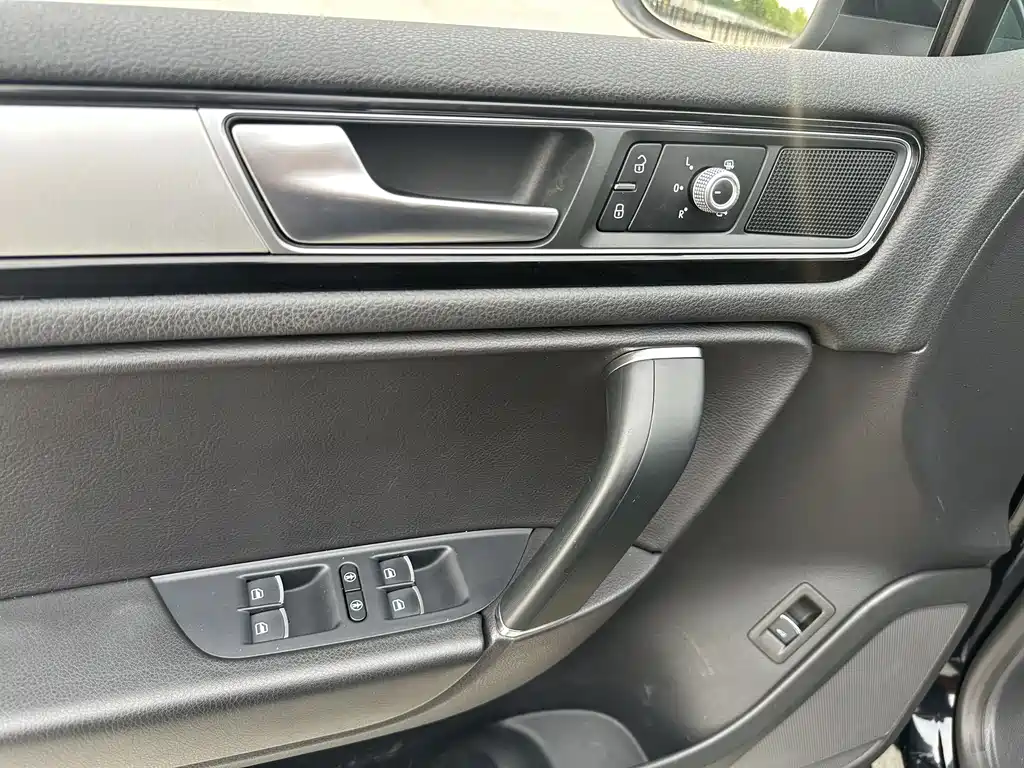Volkswagen Touareg 2017 — фото 17