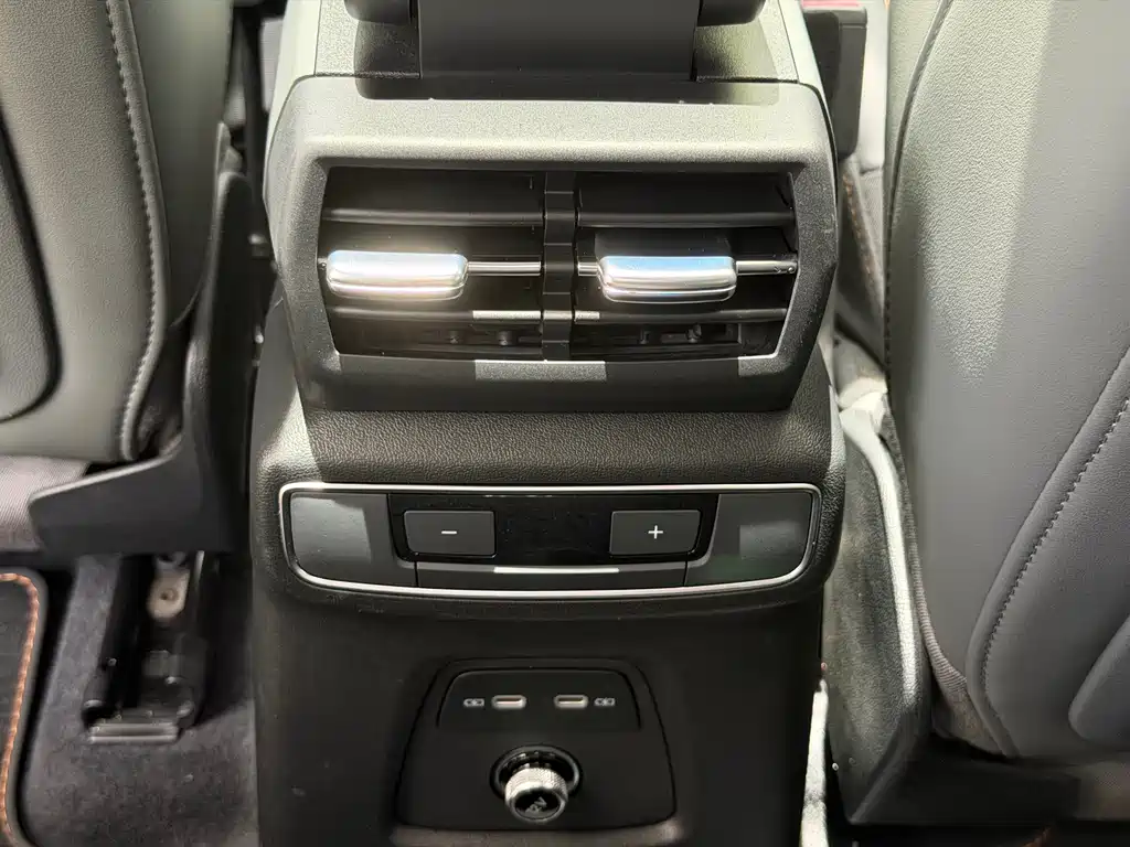 Audi Q4 e-tron 2023 — фото 11