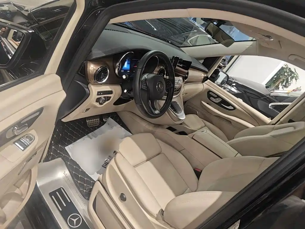 Mercedes-Benz V-Class 2024 — фото 12