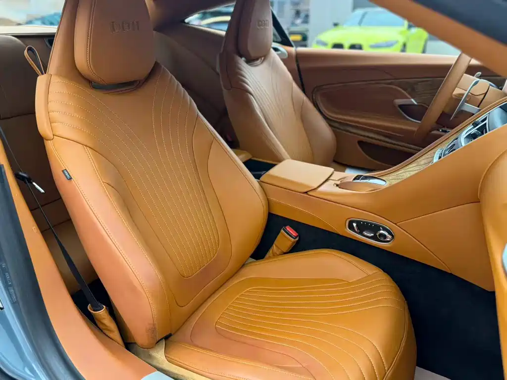 Aston Martin DB11 2018 — фото 11