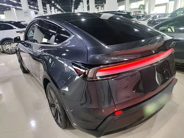 Tesla Model Y 2025