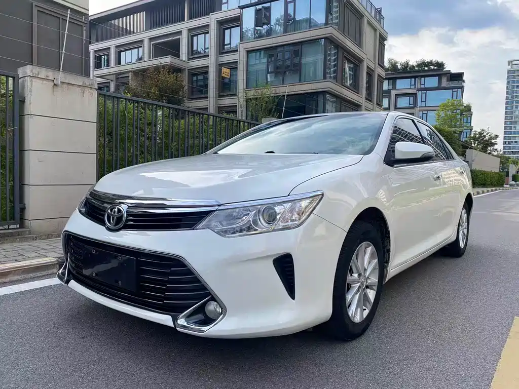 Toyota Camry 2017 — фото 1