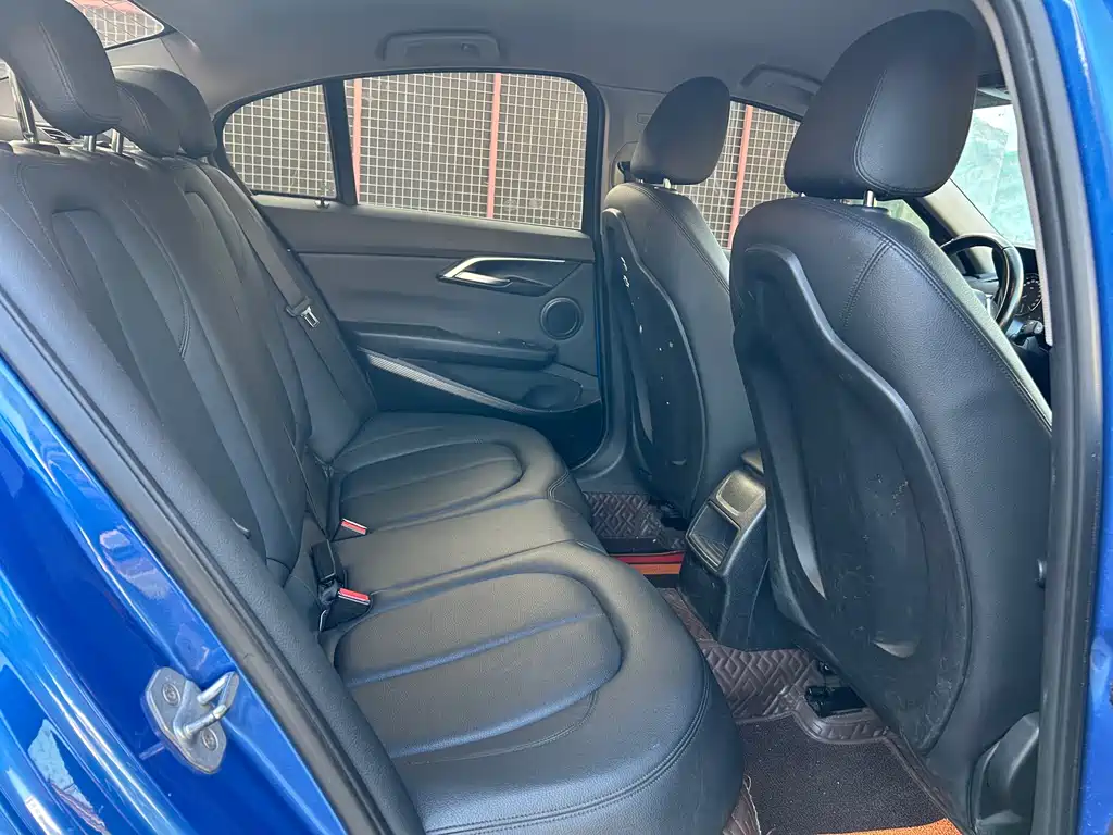 BMW 1 Series 2018 — фото 11