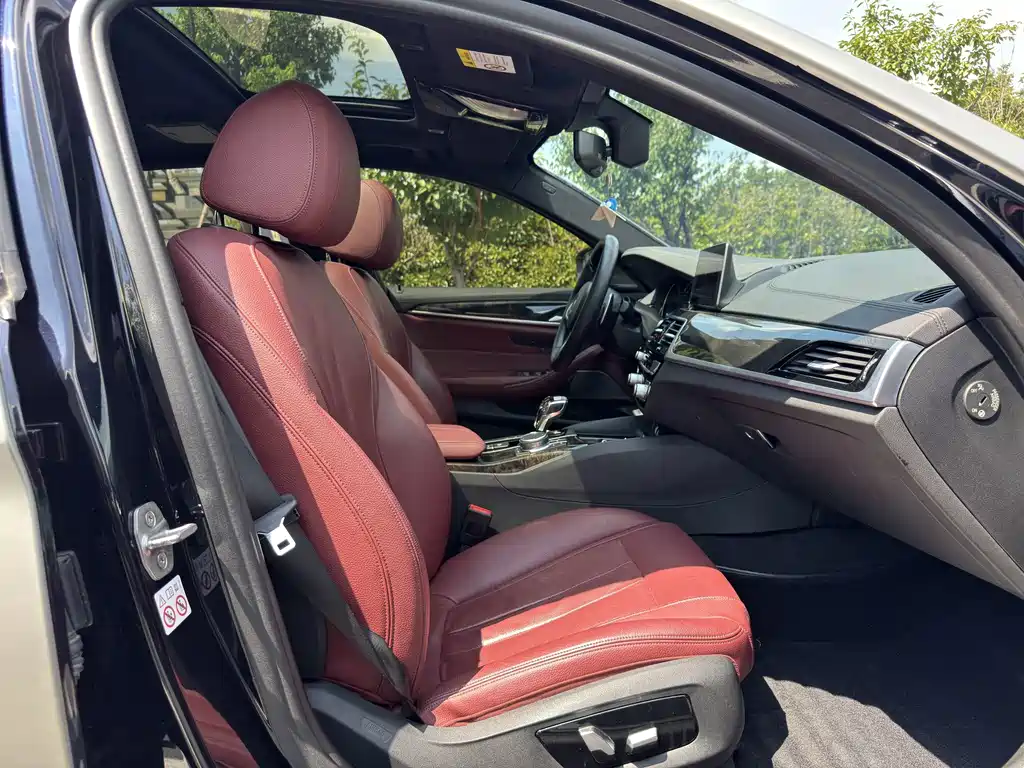 BMW 5 Series 2018 — фото 10