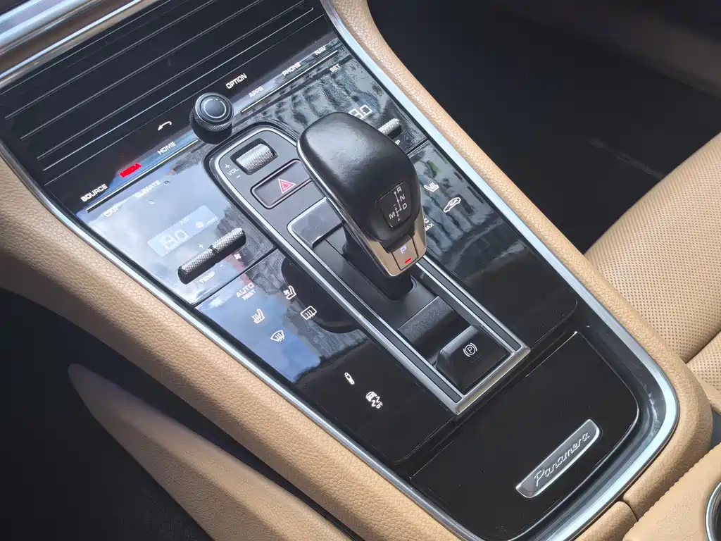 Porsche Panamera 2018 — фото 31