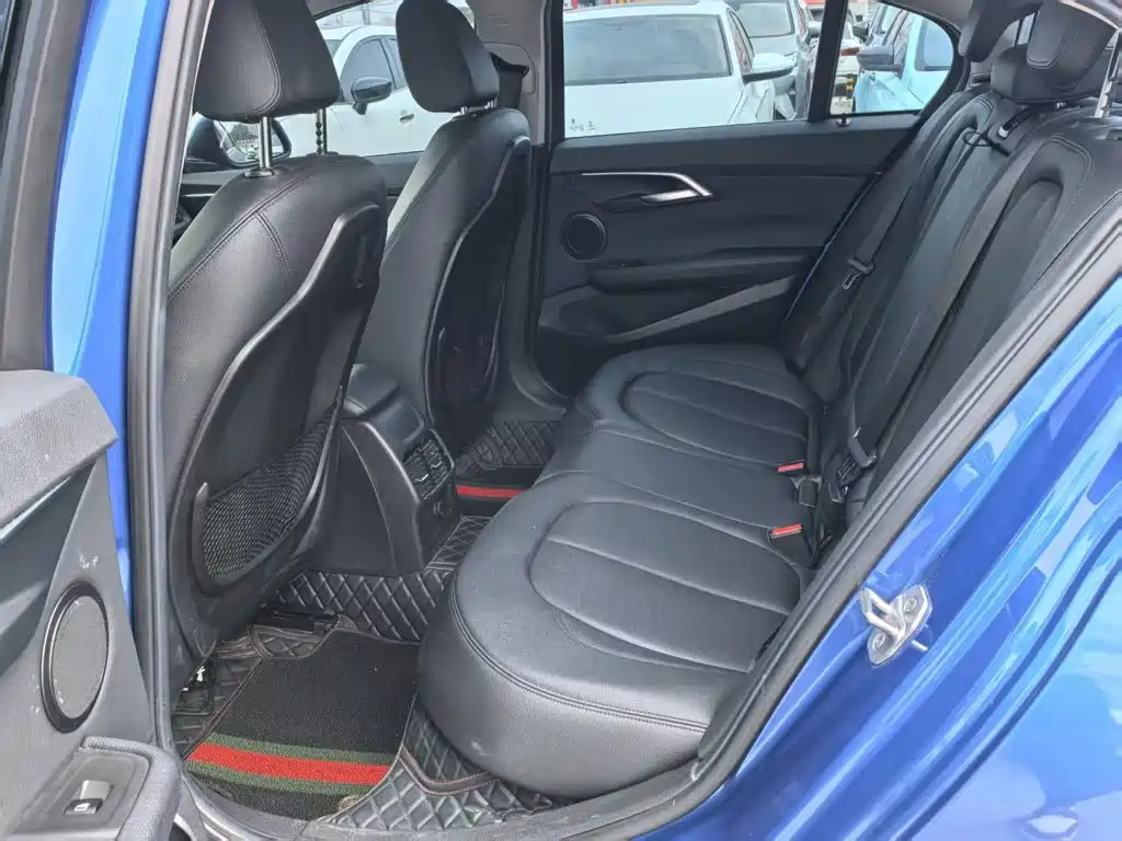 BMW 1 Series 2018 — фото 10