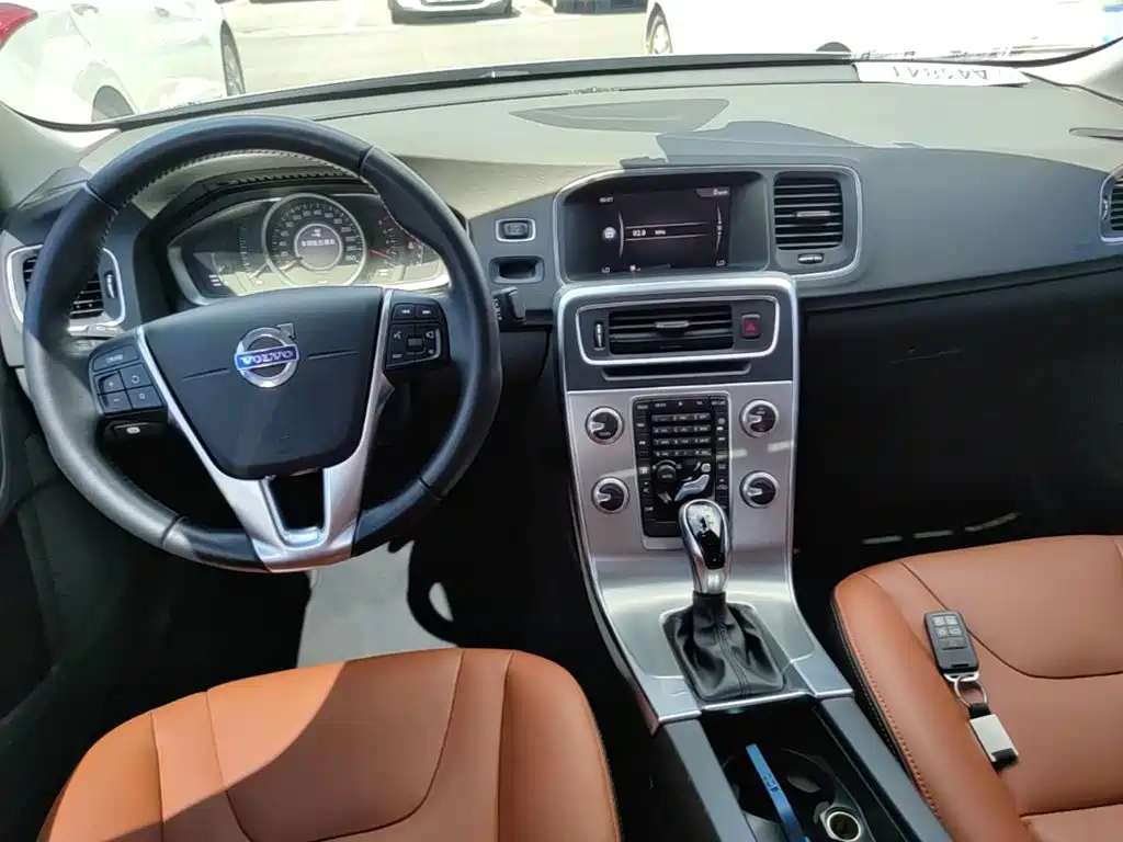 Volvo S60 2018 — фото 13