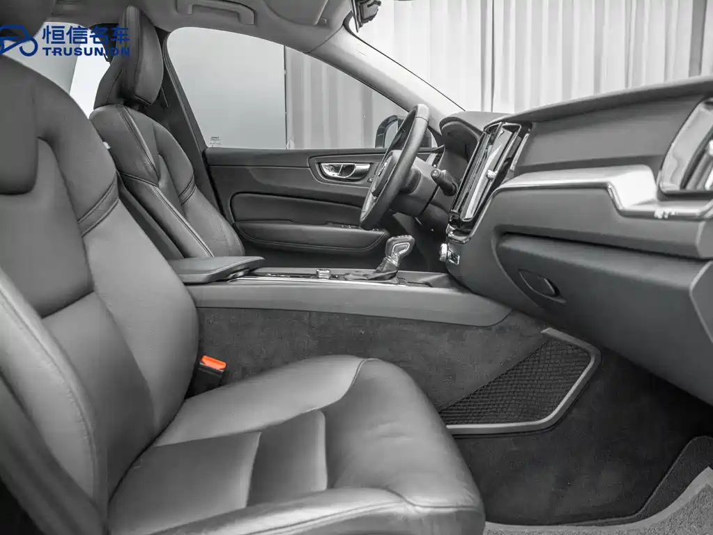 Volvo XC60 2019 — фото 14