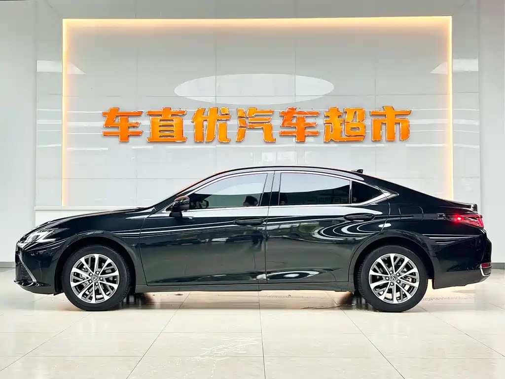 Lexus ES 2025