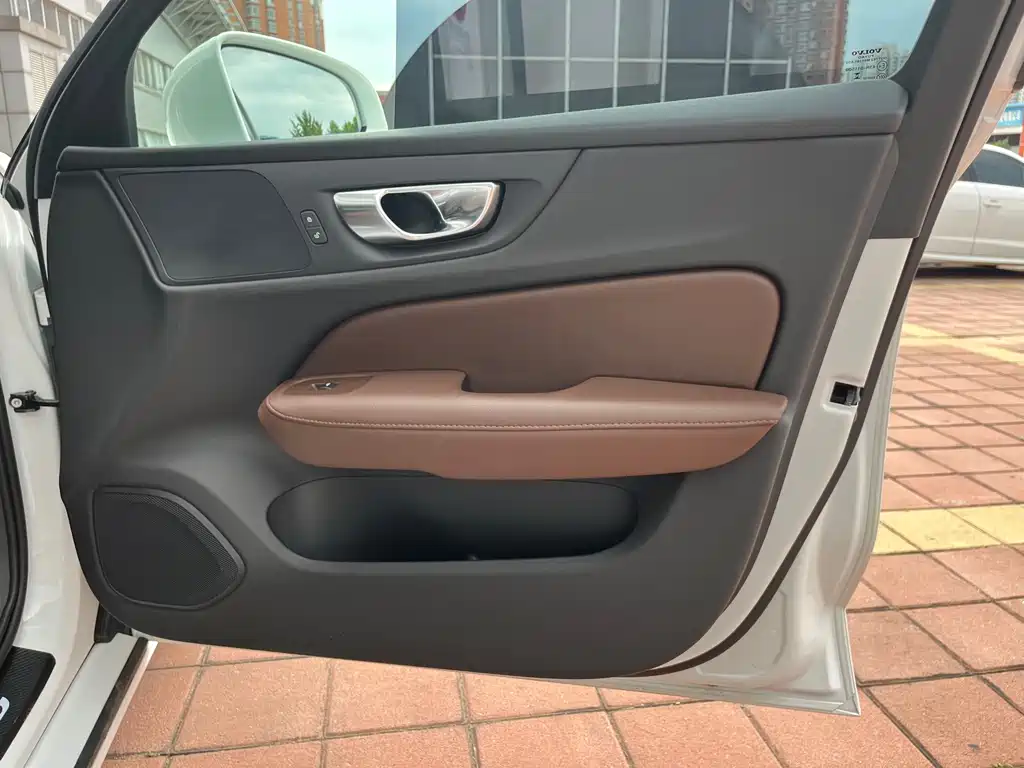 Volvo S60 2023 — фото 25