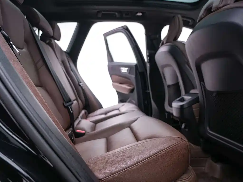Volvo XC60 2021 — фото 26