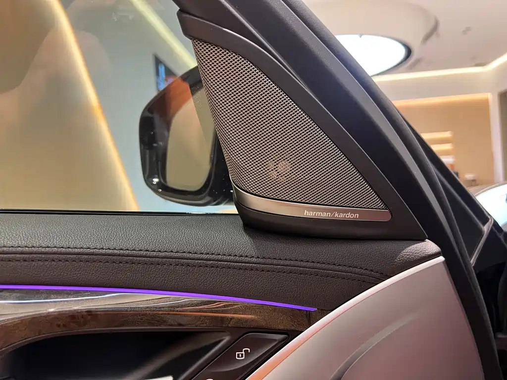 BMW 5 Series 2018 — фото 15