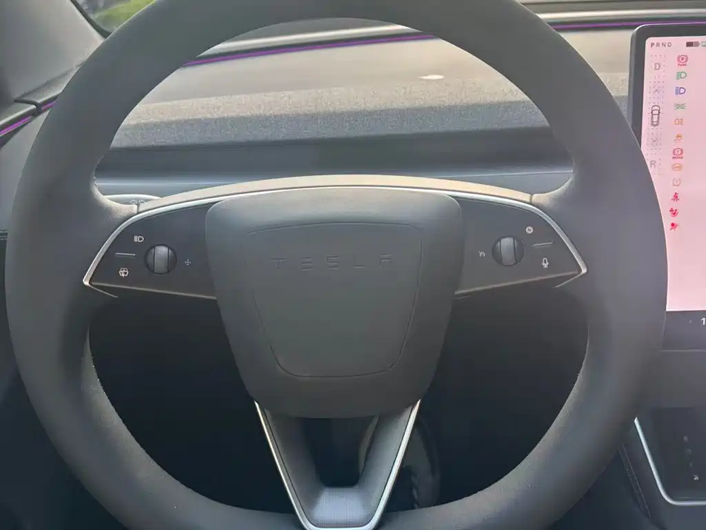 Tesla Model Y 2025 — фото 12