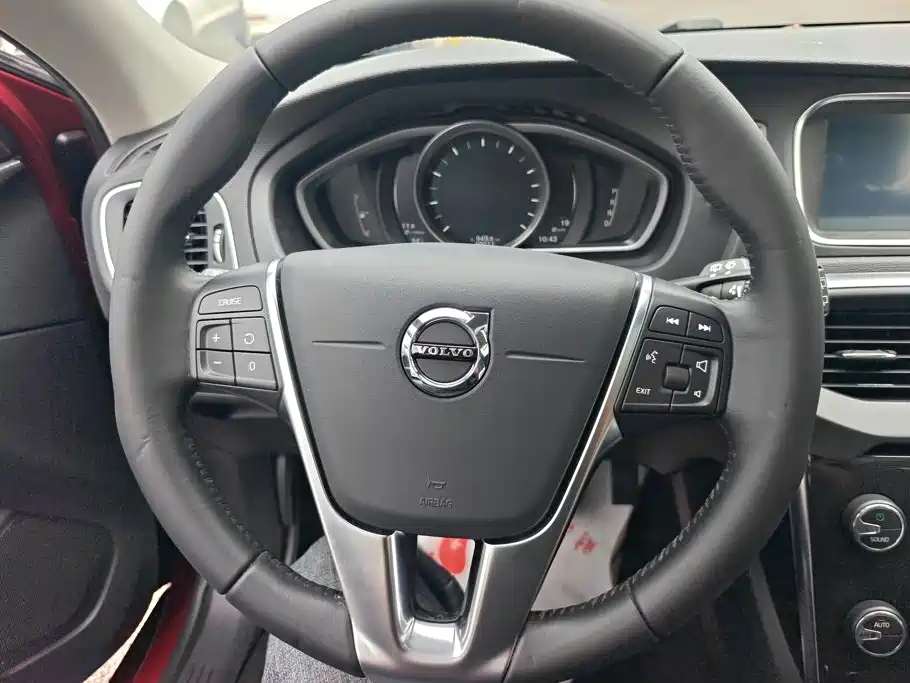 Volvo V40 2017 — фото 15