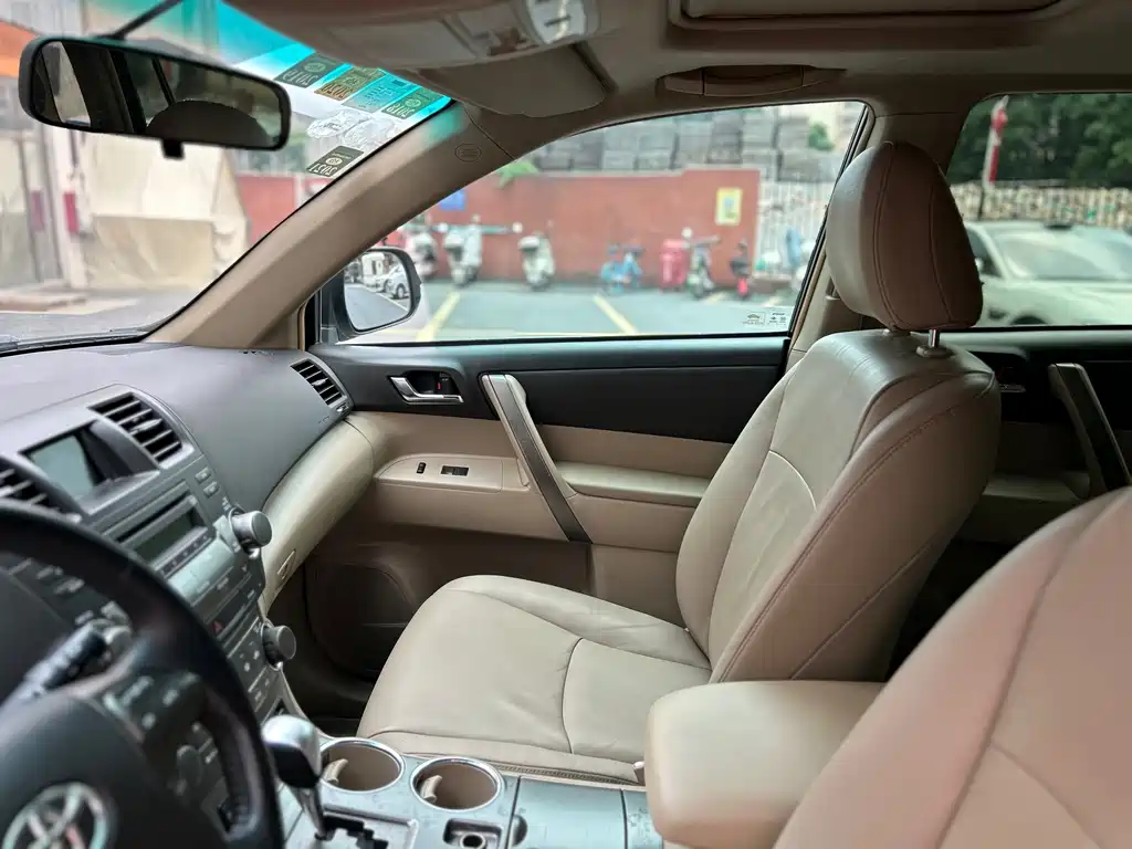 Toyota Highlander 2010 — фото 12
