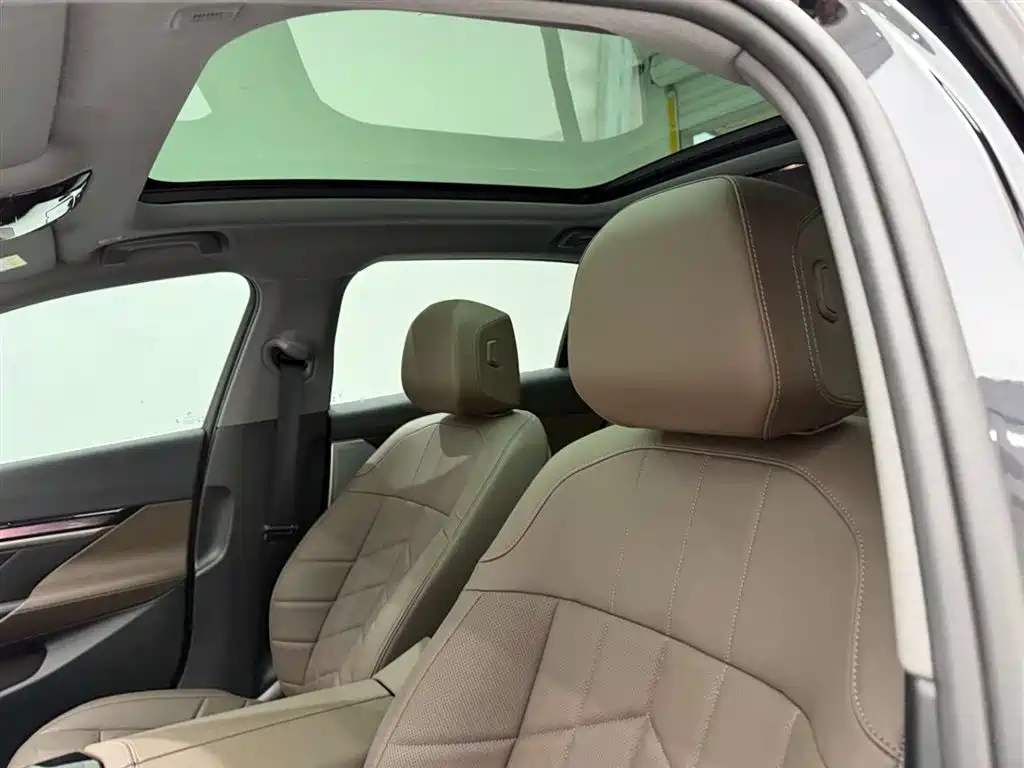 BMW 5 Series 2025 — фото 16