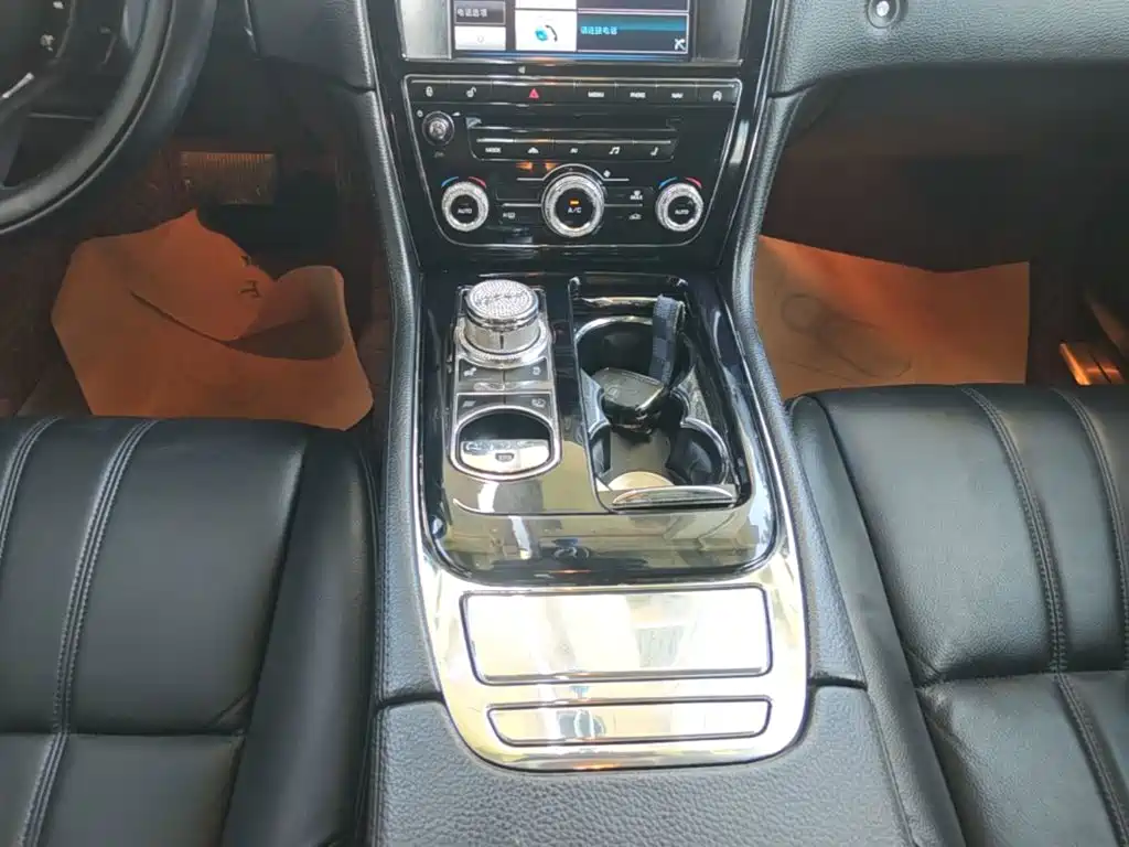 Jaguar XJ 2014 — фото 14