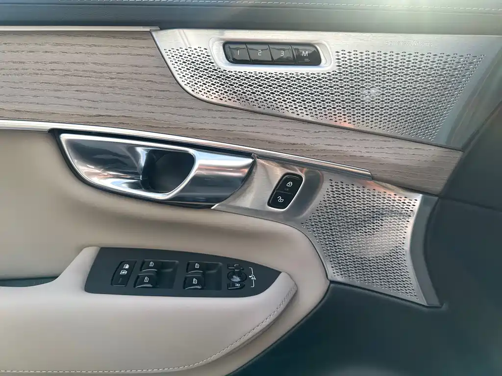 Volvo XC90 PHEV 2025 — фото 16