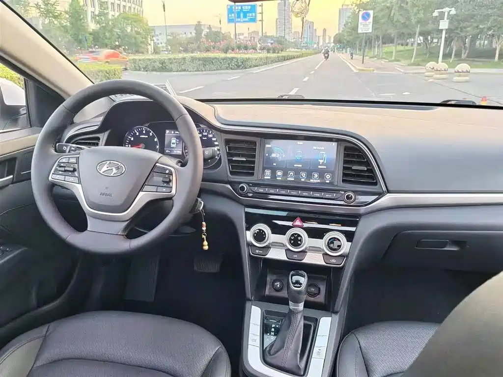 Hyundai Elantra 2020 — фото 6