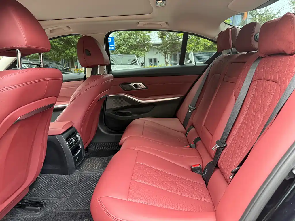 BMW 3 Series 2025 — фото 16