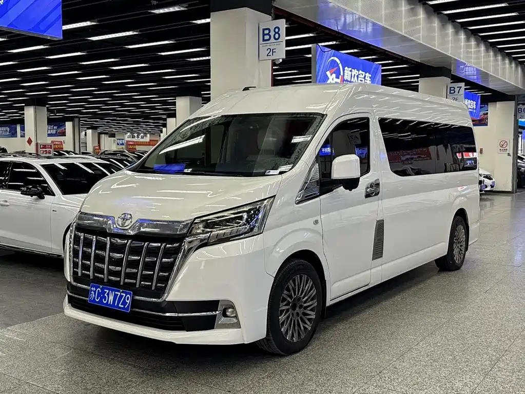 Toyota Hiace 2022 — фото 14
